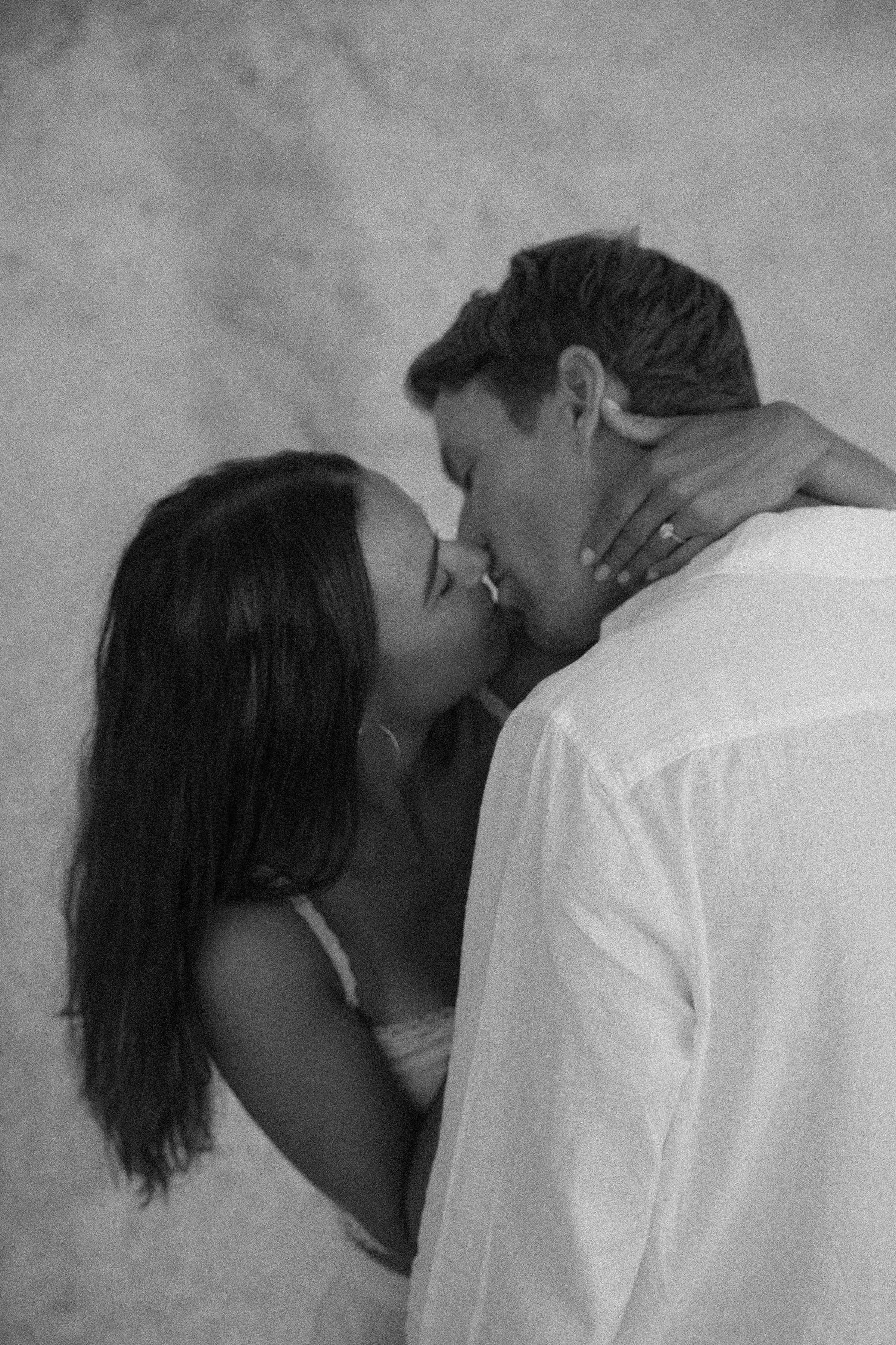 SARAKINIKO COUPLE PHOTOSHOOT IN MILOS