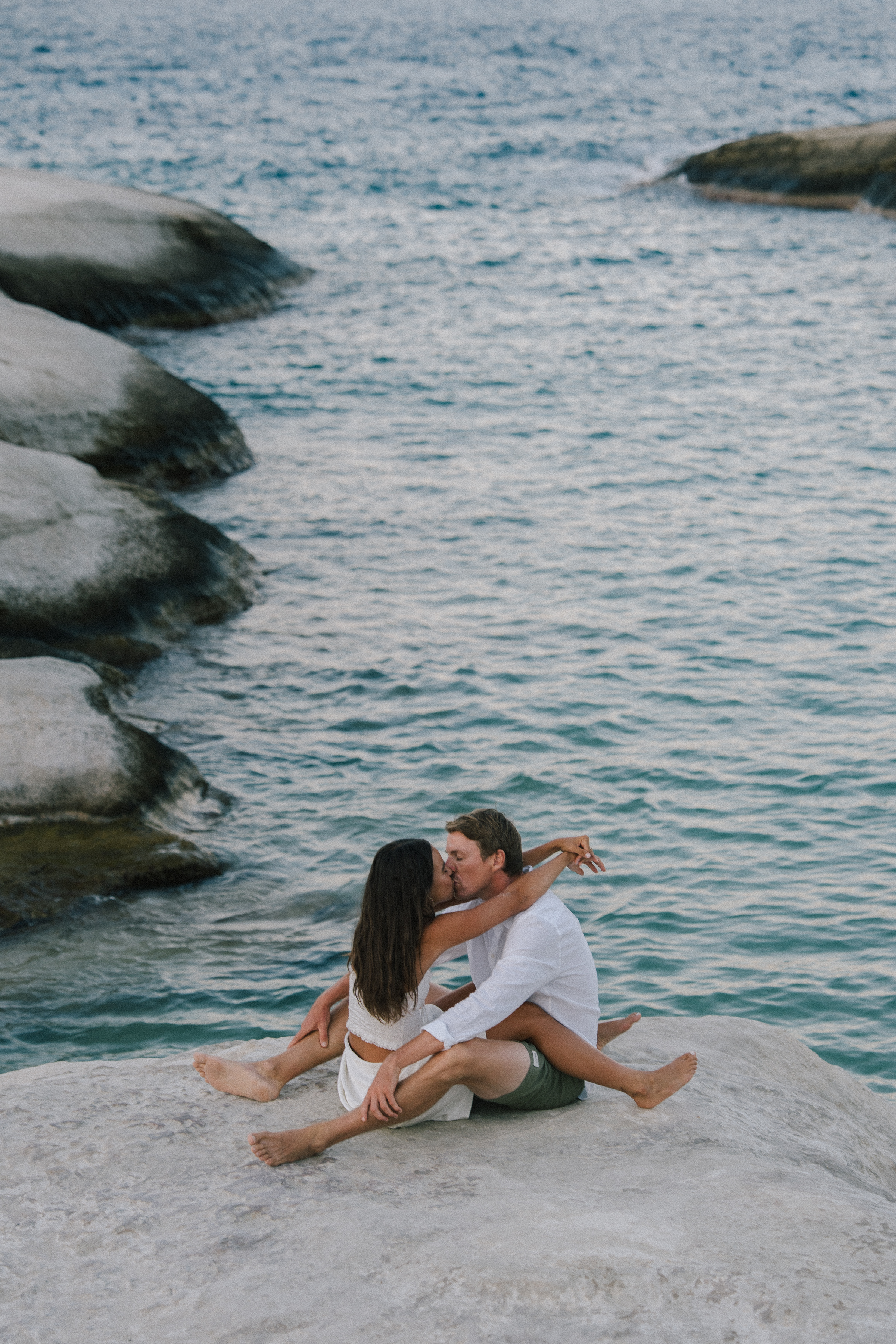 SARAKINIKO COUPLE PHOTOSHOOT IN MILOS 
