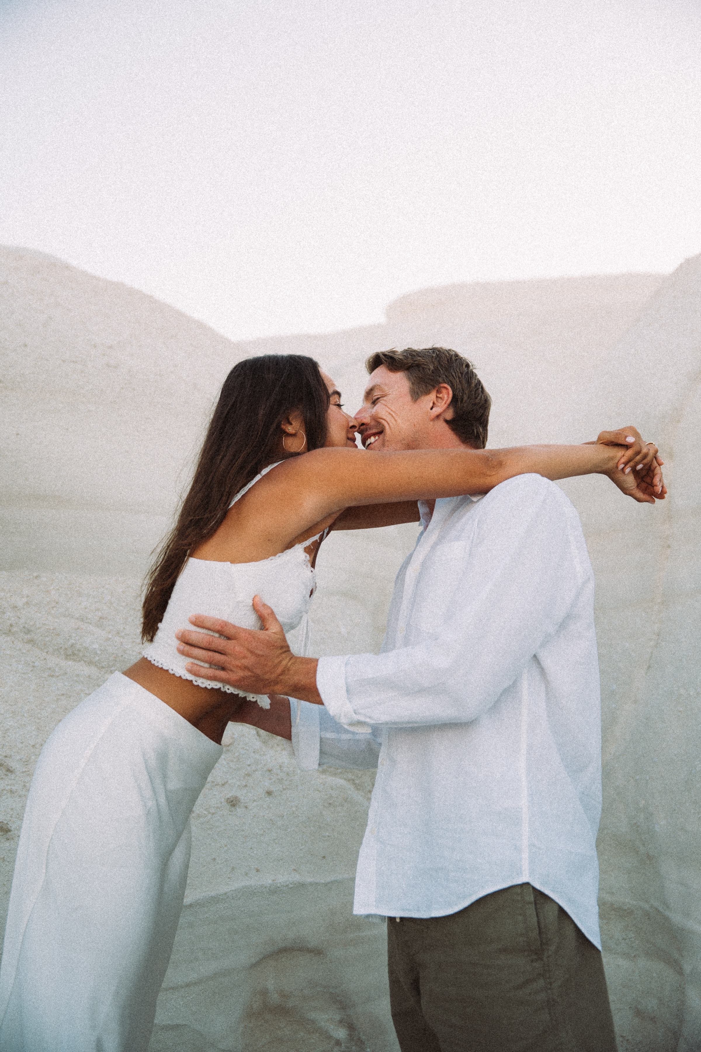 SARAKINIKO COUPLE PHOTOSHOOT IN MILOS 