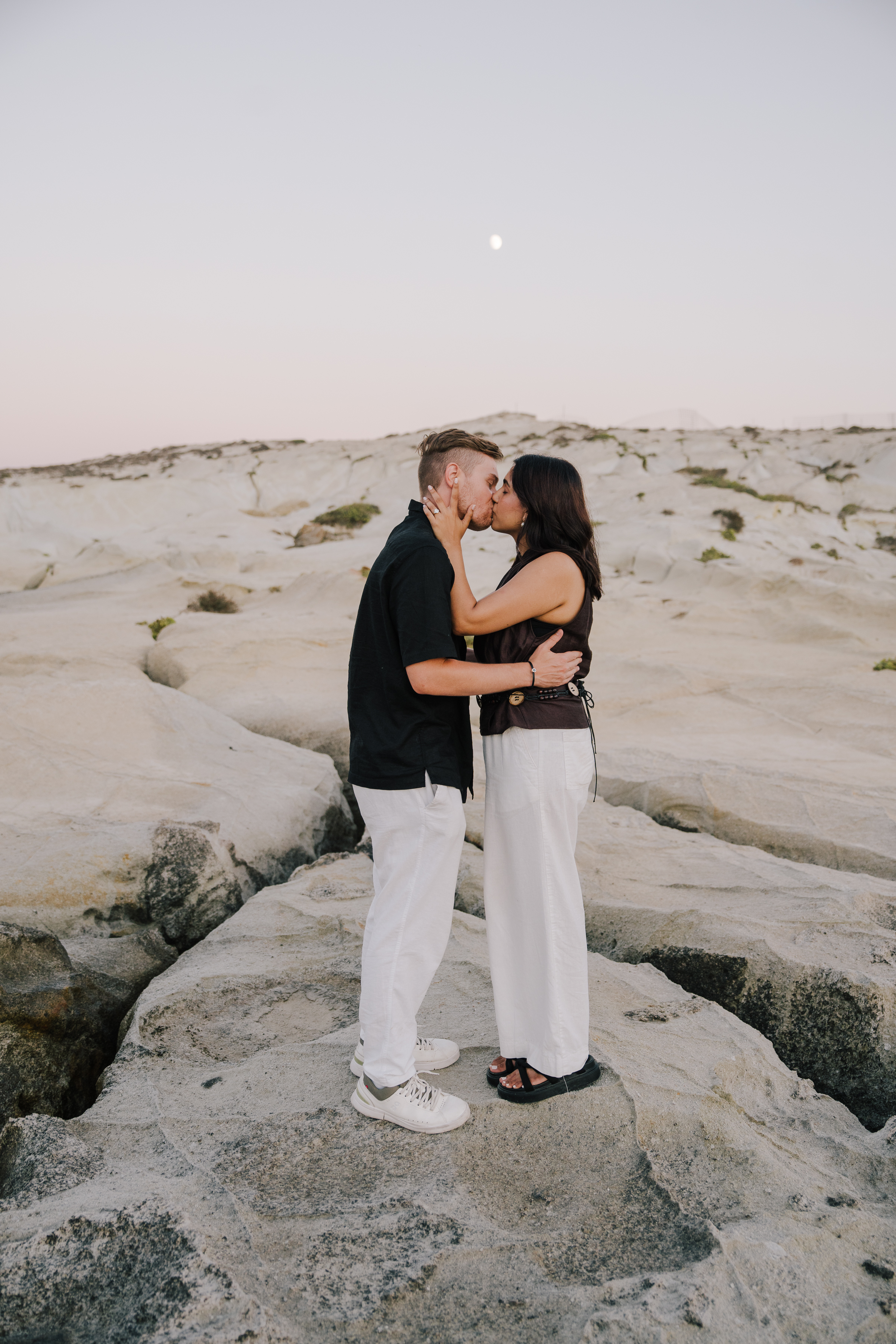 marirage proposal photoshoot Sarakiniko milos island